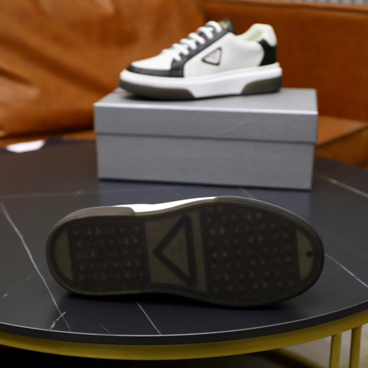 Factory price: 720💰Top original order Brand: PRADA (Prada) Standard code: Men's size 38/44 (45 can be customized) Grade: Same as the official website Material: Original cowhide stitching imported cowhide lining Original combination two-color wear-resistant soft outsole Style category: Leisure and sports version Young fashion European and American trend British style Color: Actual picture color